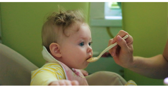 Рекомендации МОЗ и ВОЗ по питанию детей в возрасте от 6 до 12 месяцев. Правила введения прикорма. Таблица введения продуктов прикорма.