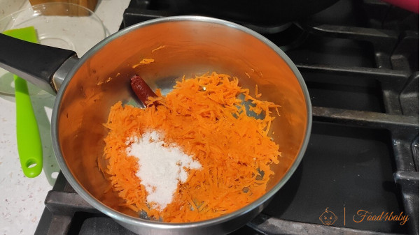 Гречаники або котлети з гречкою, тушені в підливі з морквою