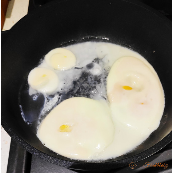 Яйца, жаренные на воде без масла