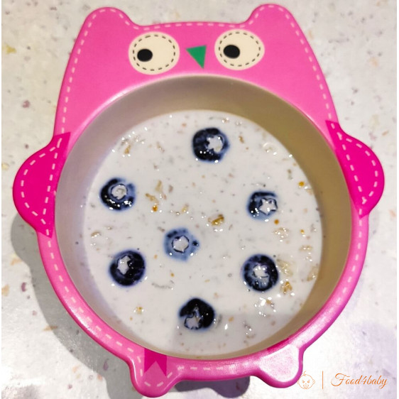 Рецепт молочной овсяной каши с голубикой и орехами для ребенка