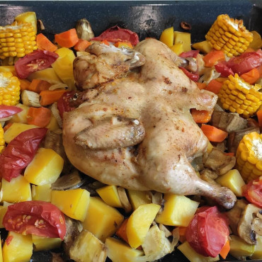 Курча, запечене з овочами для  всієї сім'ї