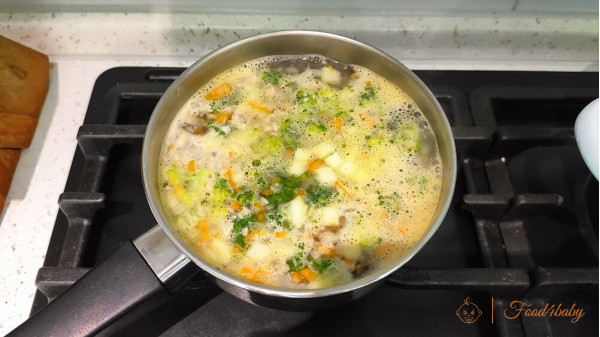 Питательный суп с овощами, макаронами и мясом