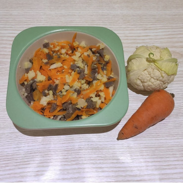 Куриные желудки тушеные с морковью и цветной капустой