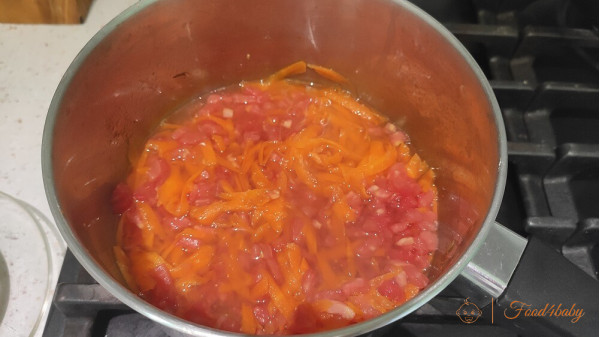 Рыба хек в соусе с томатом и морковью