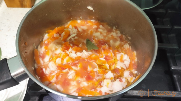 Рыба хек в соусе с томатом и морковью
