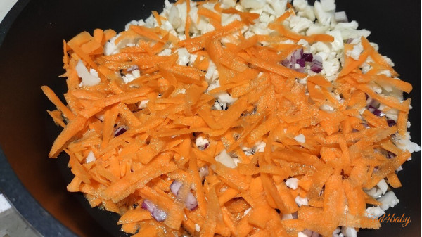 Цветная капуста тушеная со сметаной и морковью