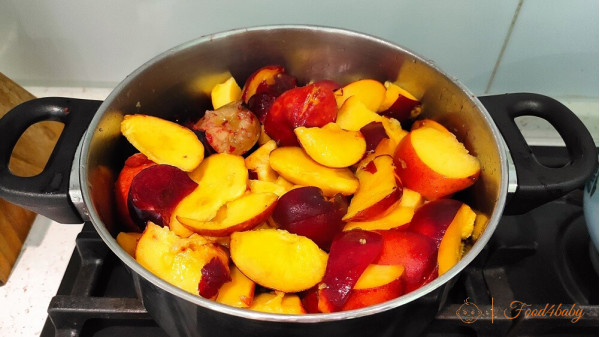 Заготовка для заморозки: фруктове пюре з персиків та слив